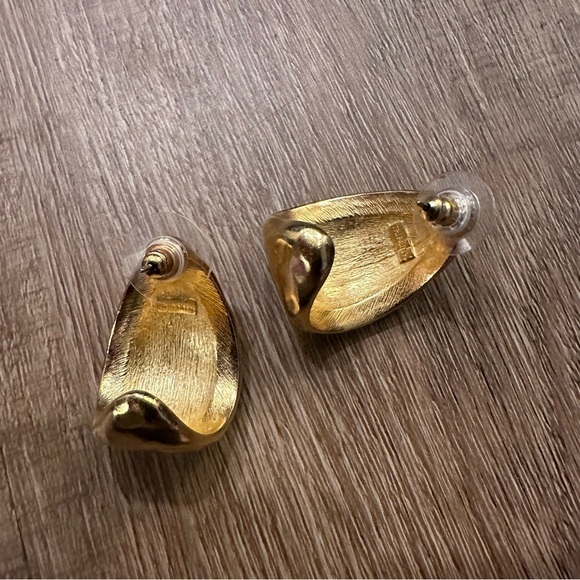 Vintage Signed Trifari Cream Enamel &‎ Gold Tone Button Hoop’s Pierced Earrings - Picture 1 of 6